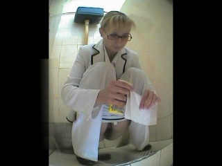 piss in university toilet-1